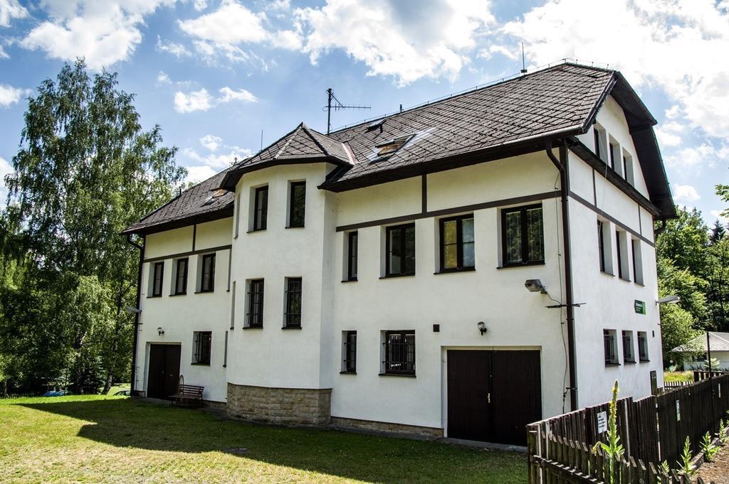 Economy Apartments Ceske Svycarsko Hrensko Bagian luar foto