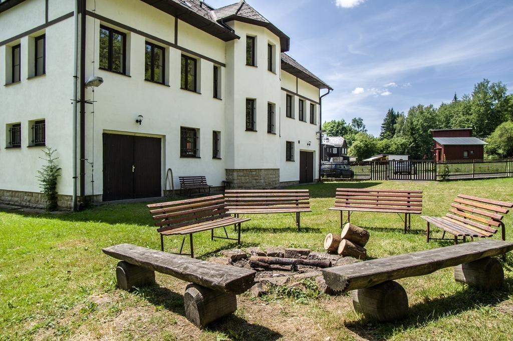 Economy Apartments Ceske Svycarsko Hrensko Bagian luar foto