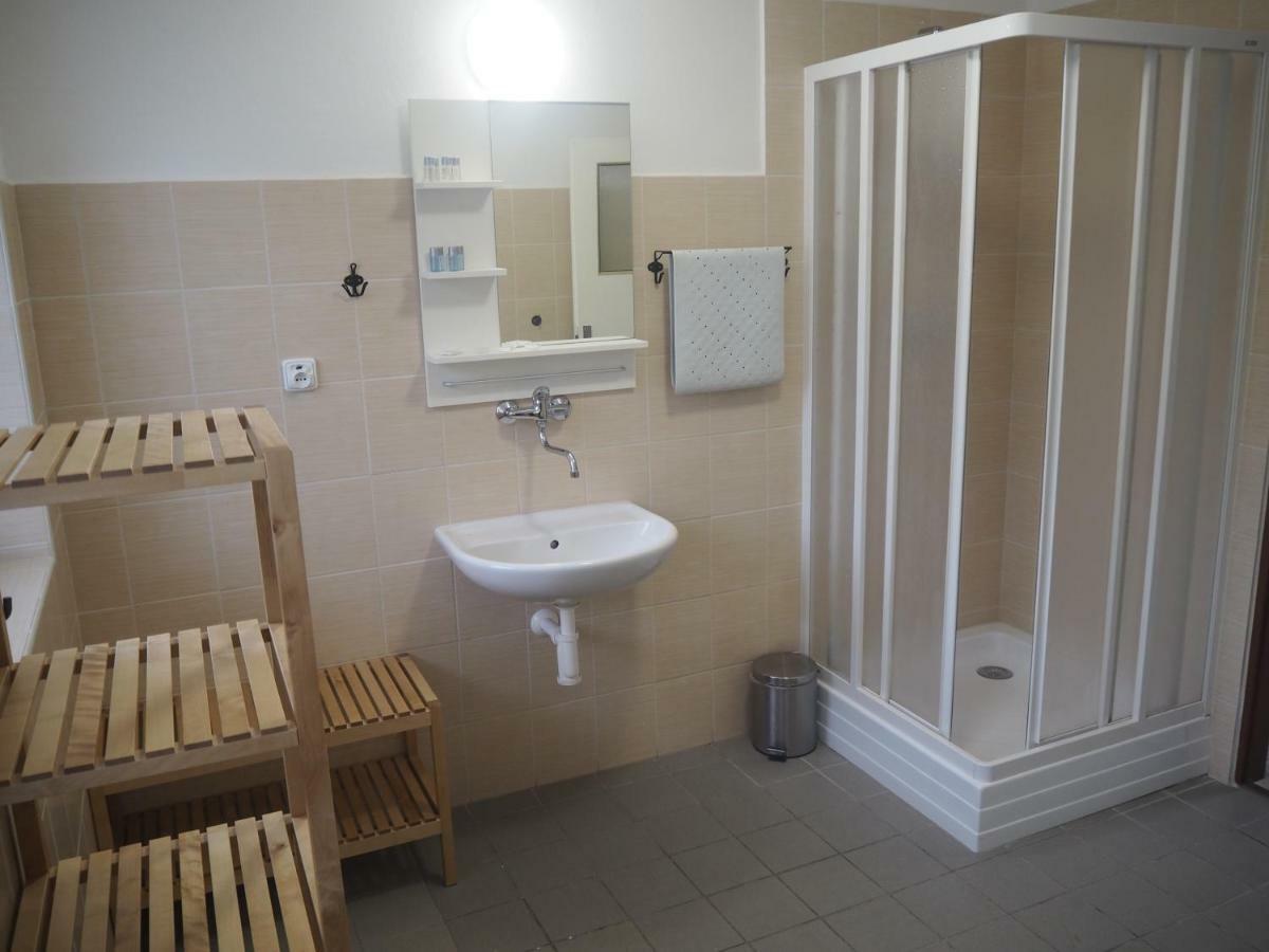 Economy Apartments Ceske Svycarsko Hrensko Bagian luar foto