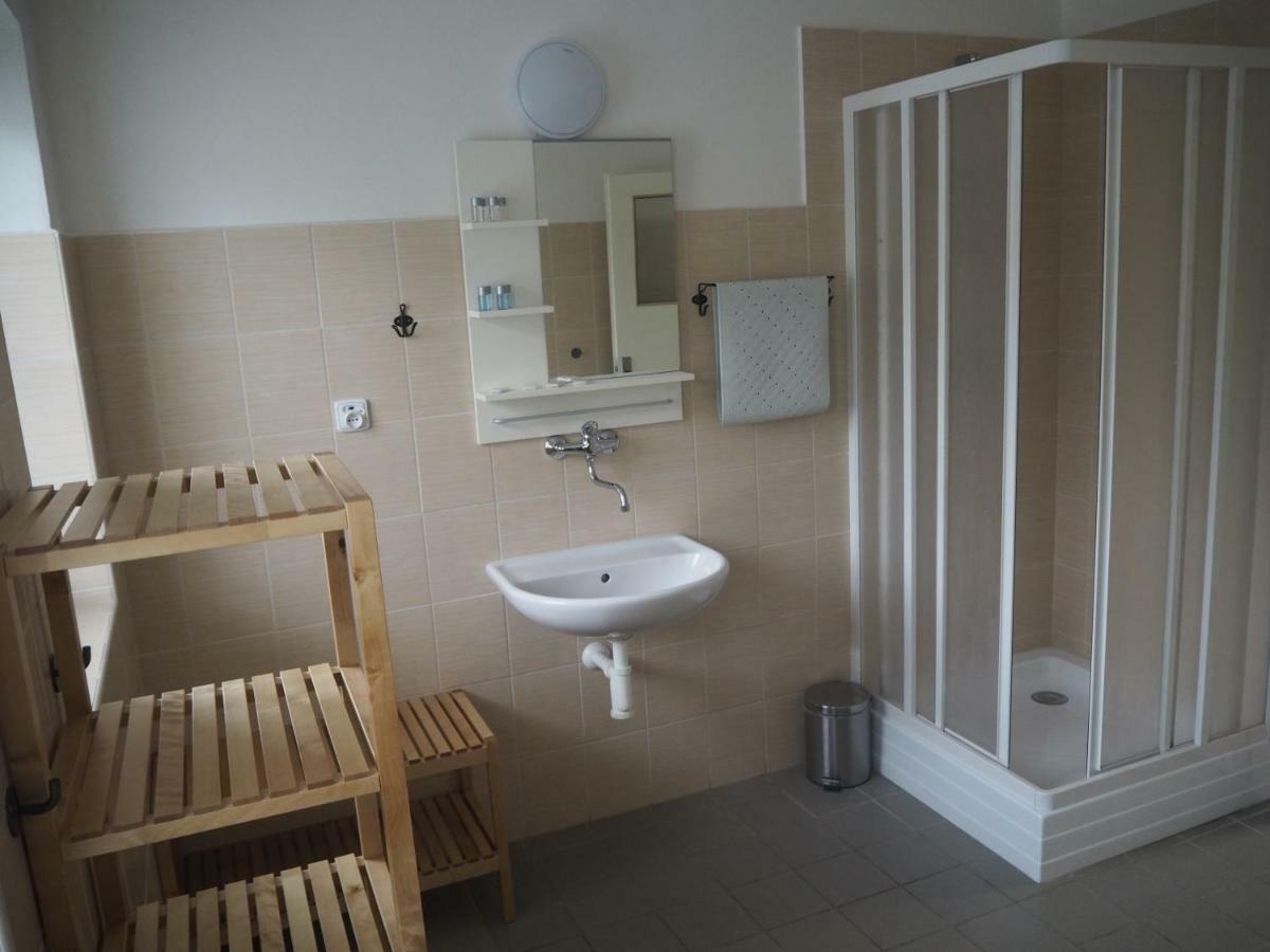 Economy Apartments Ceske Svycarsko Hrensko Bagian luar foto